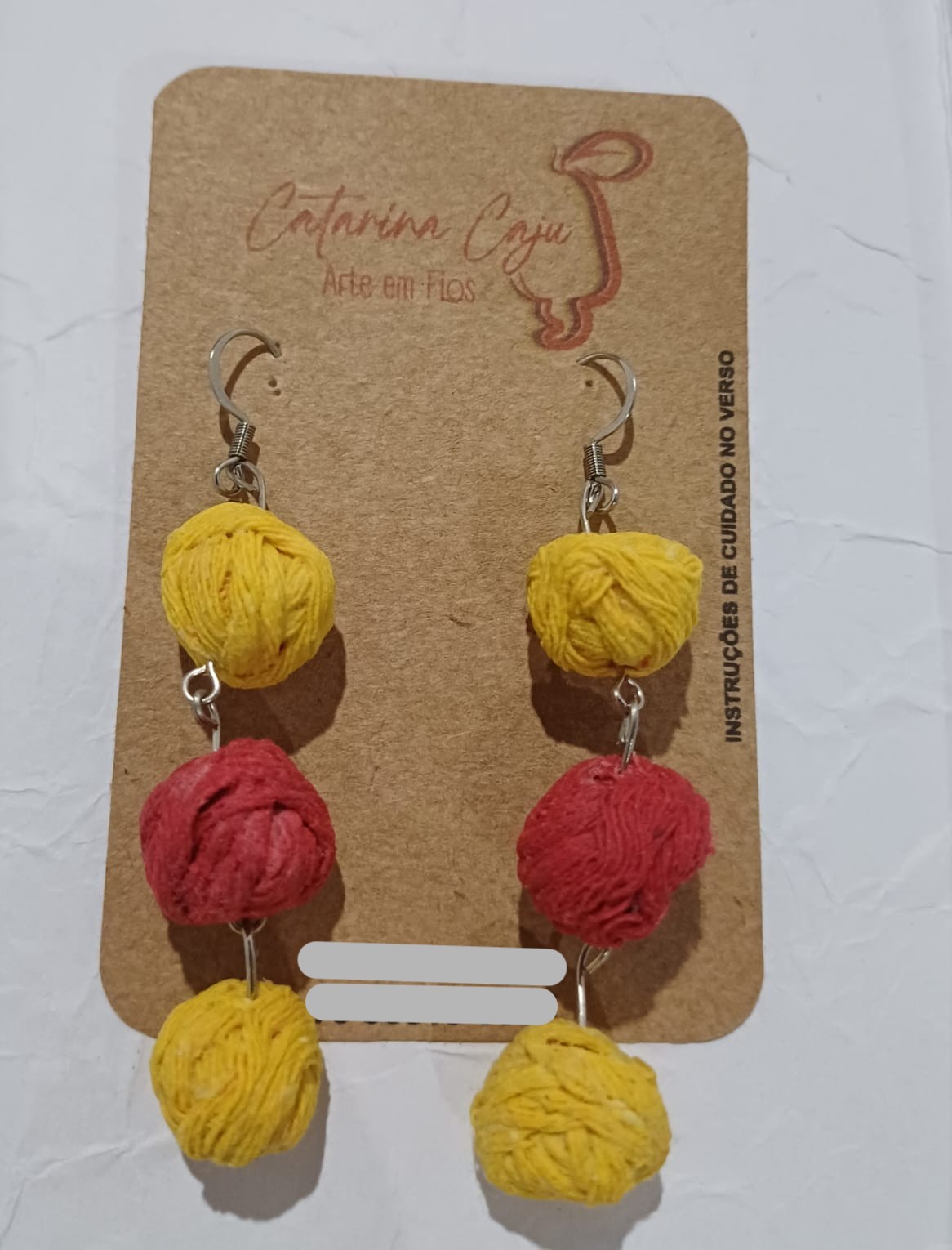 Brincos Catarina Caju, feitos por uma aluna do Fio Invisível