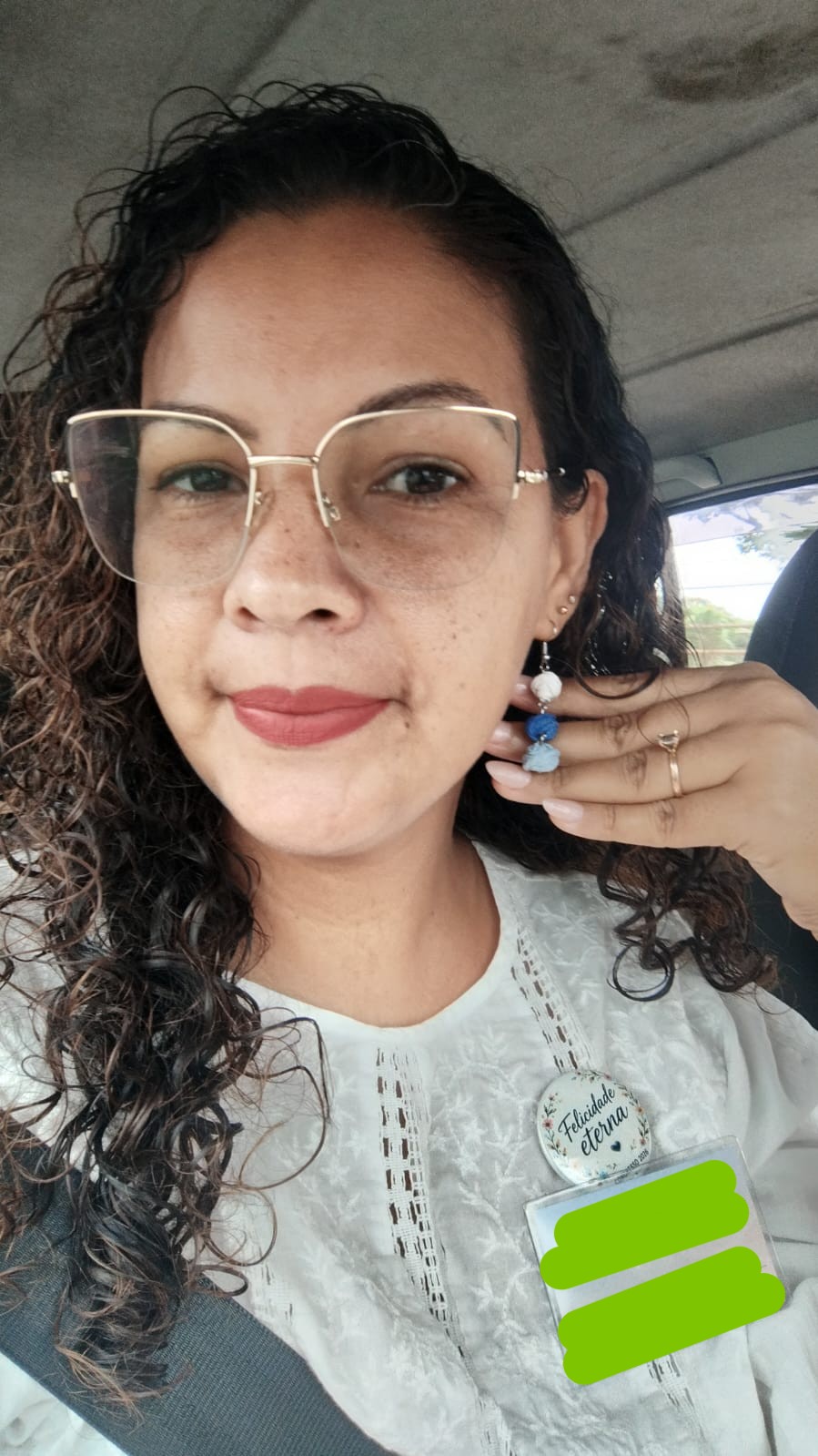 Aluna usando brincos do Fio Invisível