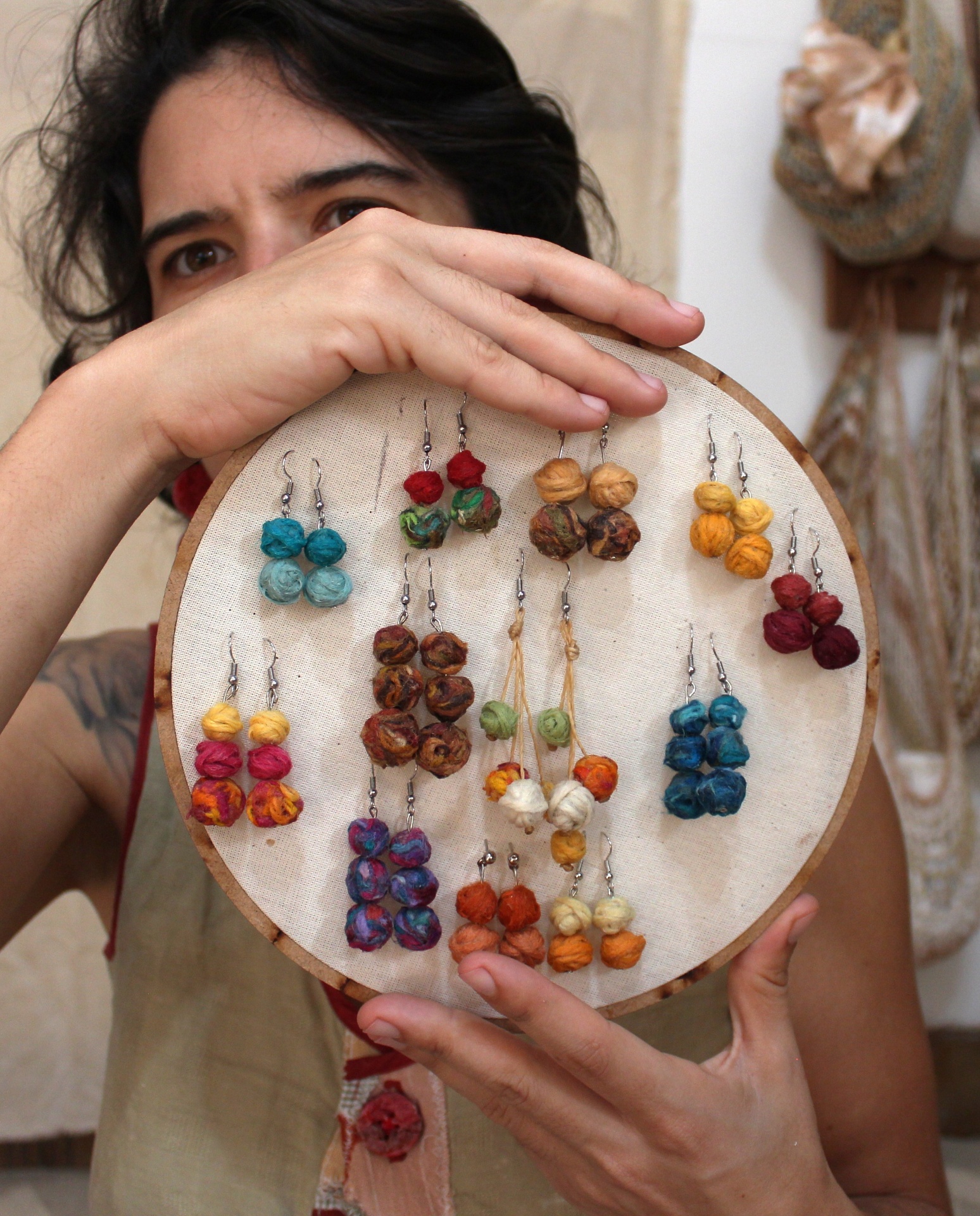 Brincos novelo de cores diversas em mostruário