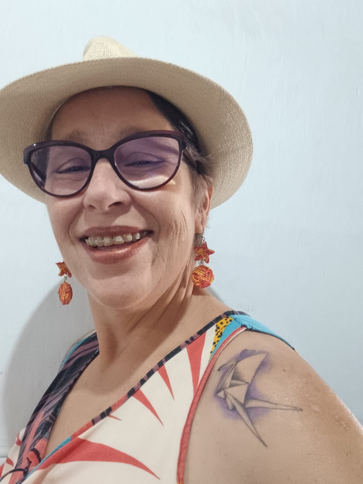 Aluna usando brincos do Fio Invisível