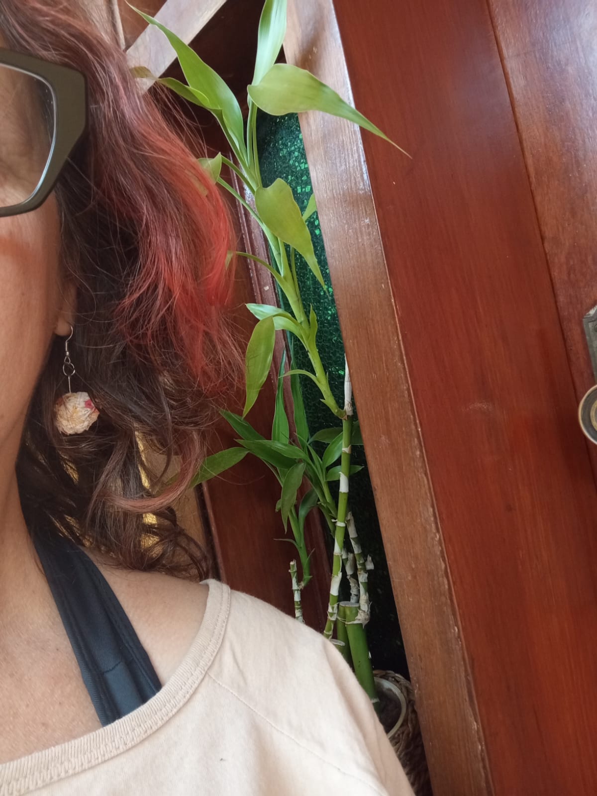 Aluna usando brincos do Fio Invisível